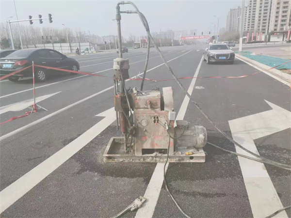 景东公路路面下沉沉降开裂注浆加固施工